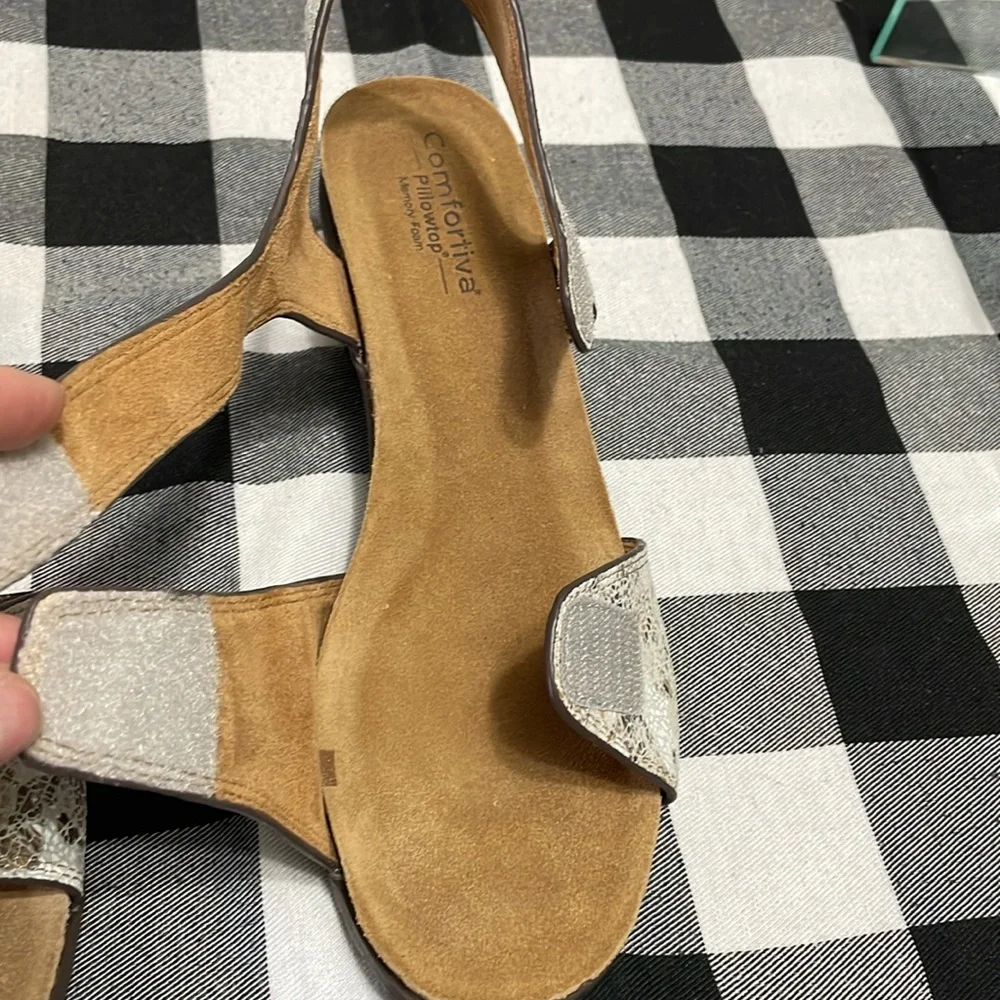 Comfortiva Abria Grey Flower Leather Wedge Sandals Pillowtop Memory Foam Sz 10W